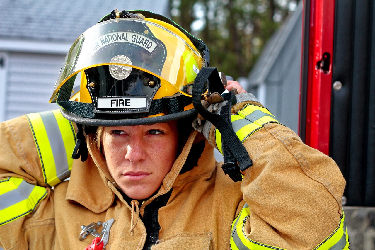 woman fire fighter fire fighter 958266